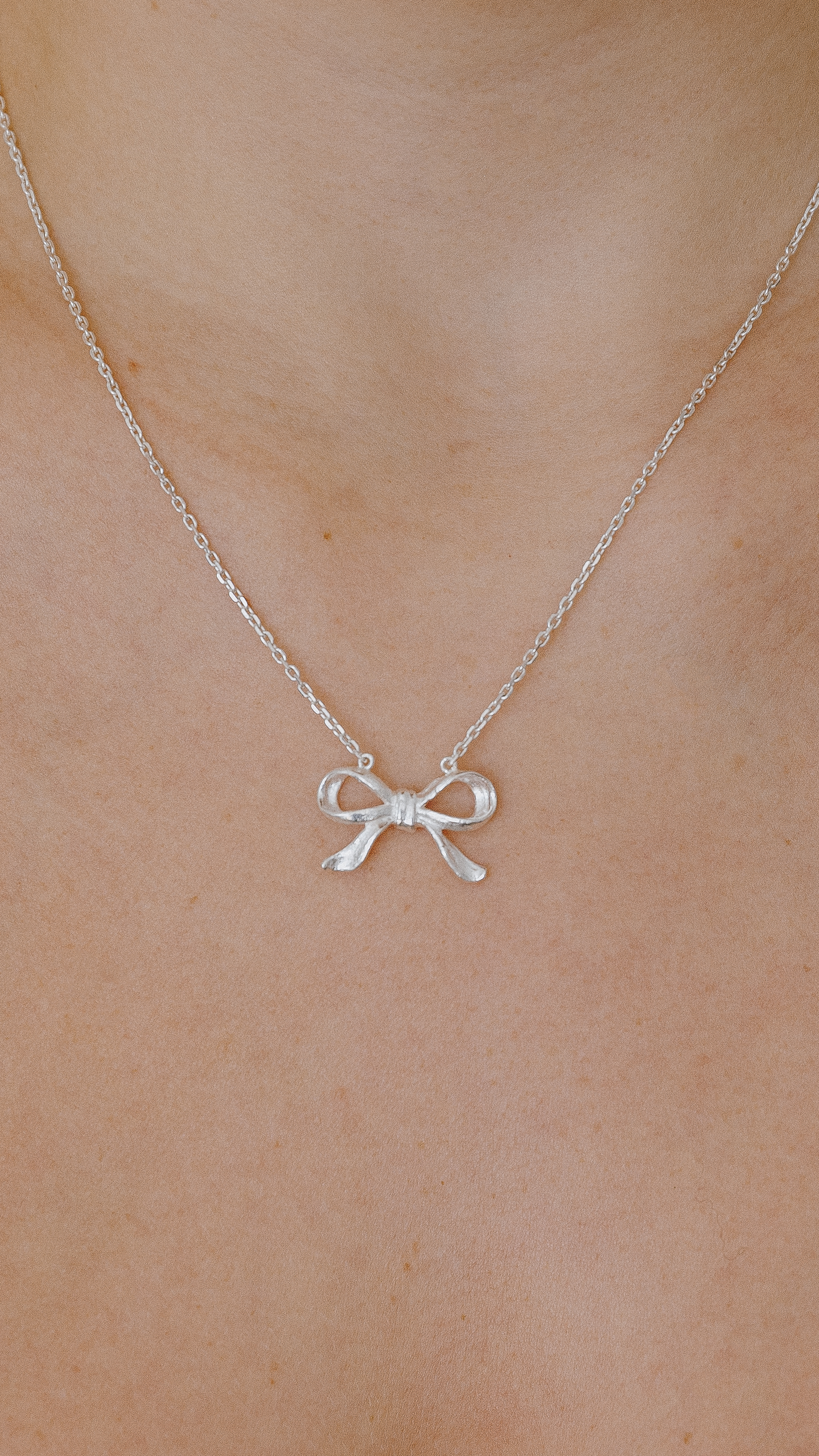BOW PEEP NECKLACE SILVER